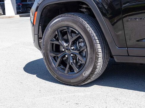 Used 2024 Jeep Grand Cherokee L Altitude image 7