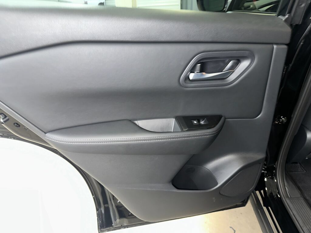 Used 2026 Nissan Rogue SV AWD/4WD image 18