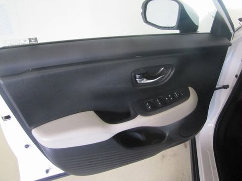 Certified 2025 Honda HR-V LX image 10