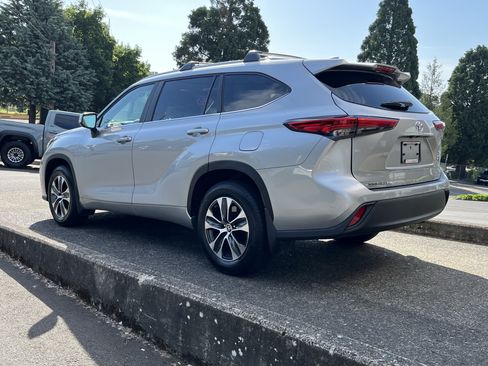 Used 2023 Toyota Highlander XLE AWD/4WD image 5