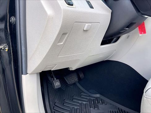 Used 2011 Toyota Venza w/ Leather Pkg FWD image 33