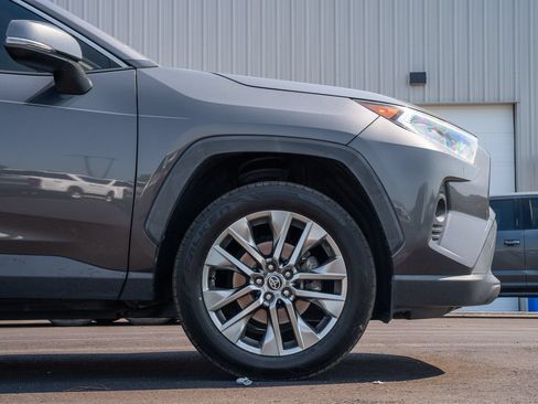 Used 2020 Toyota RAV4 XLE Premium FWD image 9