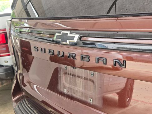Certified 2023 Chevrolet Suburban Z71 w/ Luxury Package AWD/4WD image 9