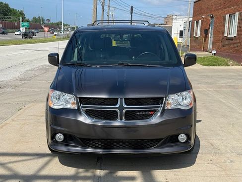 Used 2017 Dodge Grand Caravan SXT w/ Rear Park Assist Package FWD image 2