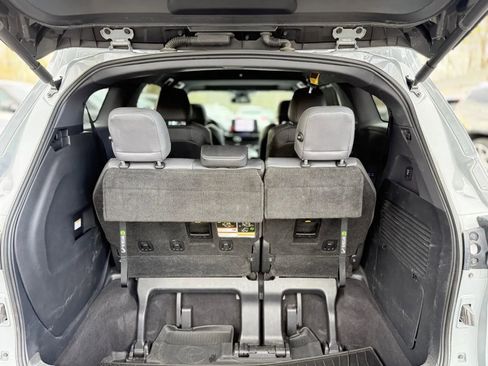 Used 2022 Toyota Sienna XLE Woodland Edition image 15