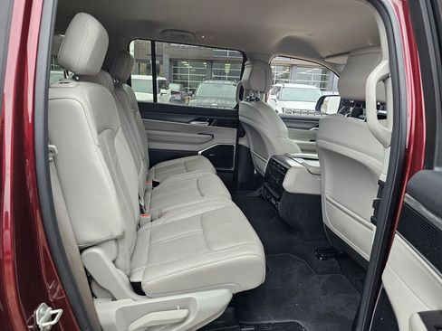 Used 2024 Jeep Wagoneer L Series II image 27