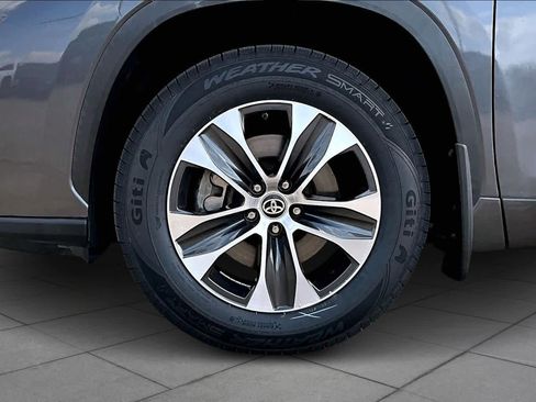 Used 2021 Toyota Highlander XLE image 11