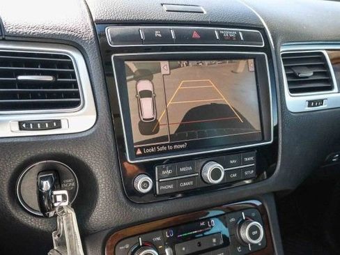 Used 2016 Volkswagen Touareg TDI image 19