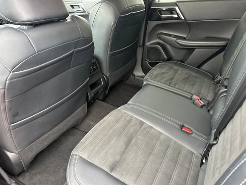 Used 2024 Mitsubishi Outlander SE Black Edition image 11