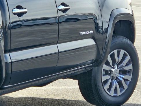 Used 2022 Toyota Tacoma Limited image 10