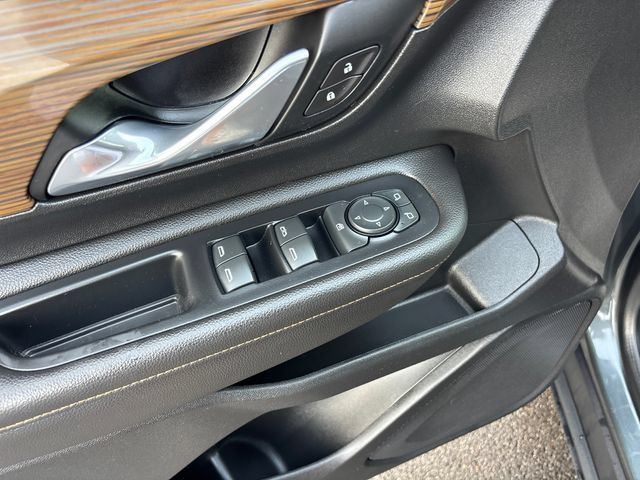 Used 2020 GMC Terrain SLE w/ Driver Convenience Package FWD image 16