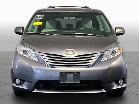 Used 2017 Toyota Sienna XLE w/ XLE Navigation Package AWD/4WD image 4