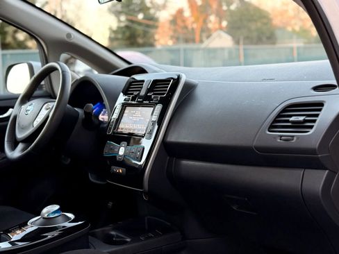 Used 2017 Nissan Leaf SV image 11