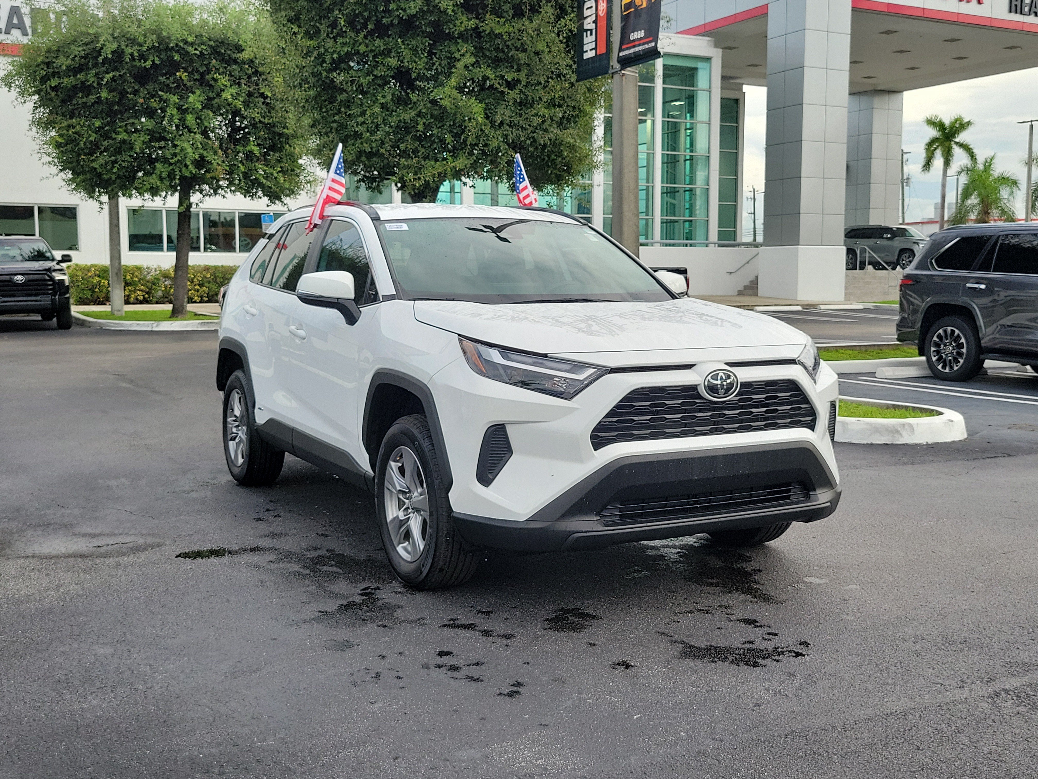 Used 2025 Toyota RAV4 XLE AWD/4WD image 2