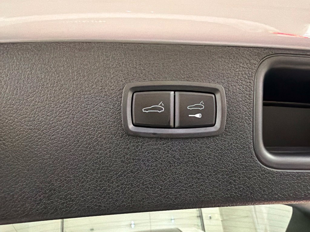 Used 2024 Porsche Macan AWD/4WD image 36