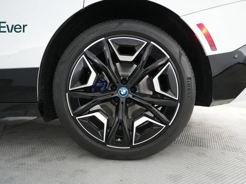 Used 2023 BMW iX xDrive50 w/ Sport Package AWD/4WD image 9