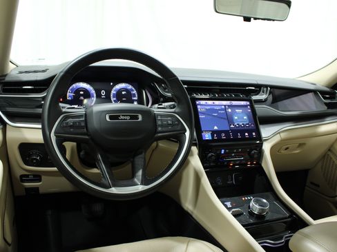 Used 2022 Jeep Grand Cherokee L Limited w/ Luxury Tech Group II AWD/4WD image 2