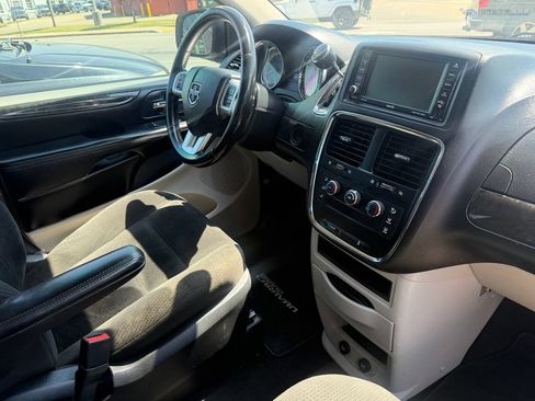 Used 2016 Dodge Grand Caravan American Value Package w/ UConnect Hands-Free Group FWD image 2