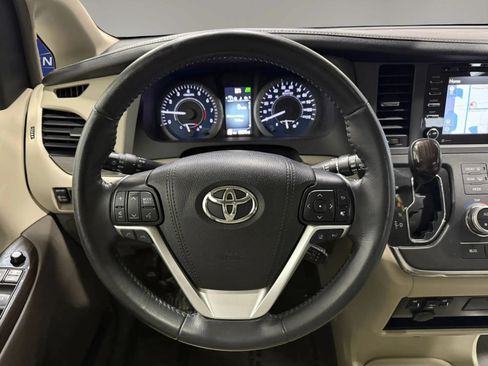 Used 2018 Toyota Sienna XLE w/ XLE Navigation Package FWD image 16