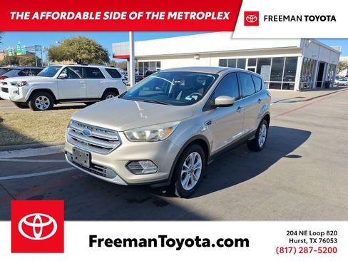 Used 2017 Ford Escape SE image 1