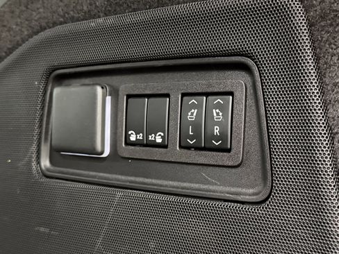 Used 2023 Cadillac Escalade ESV Premium Luxury AWD/4WD image 44
