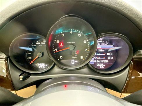 Used 2018 Porsche Macan w/ Premium Package Plus AWD/4WD image 33
