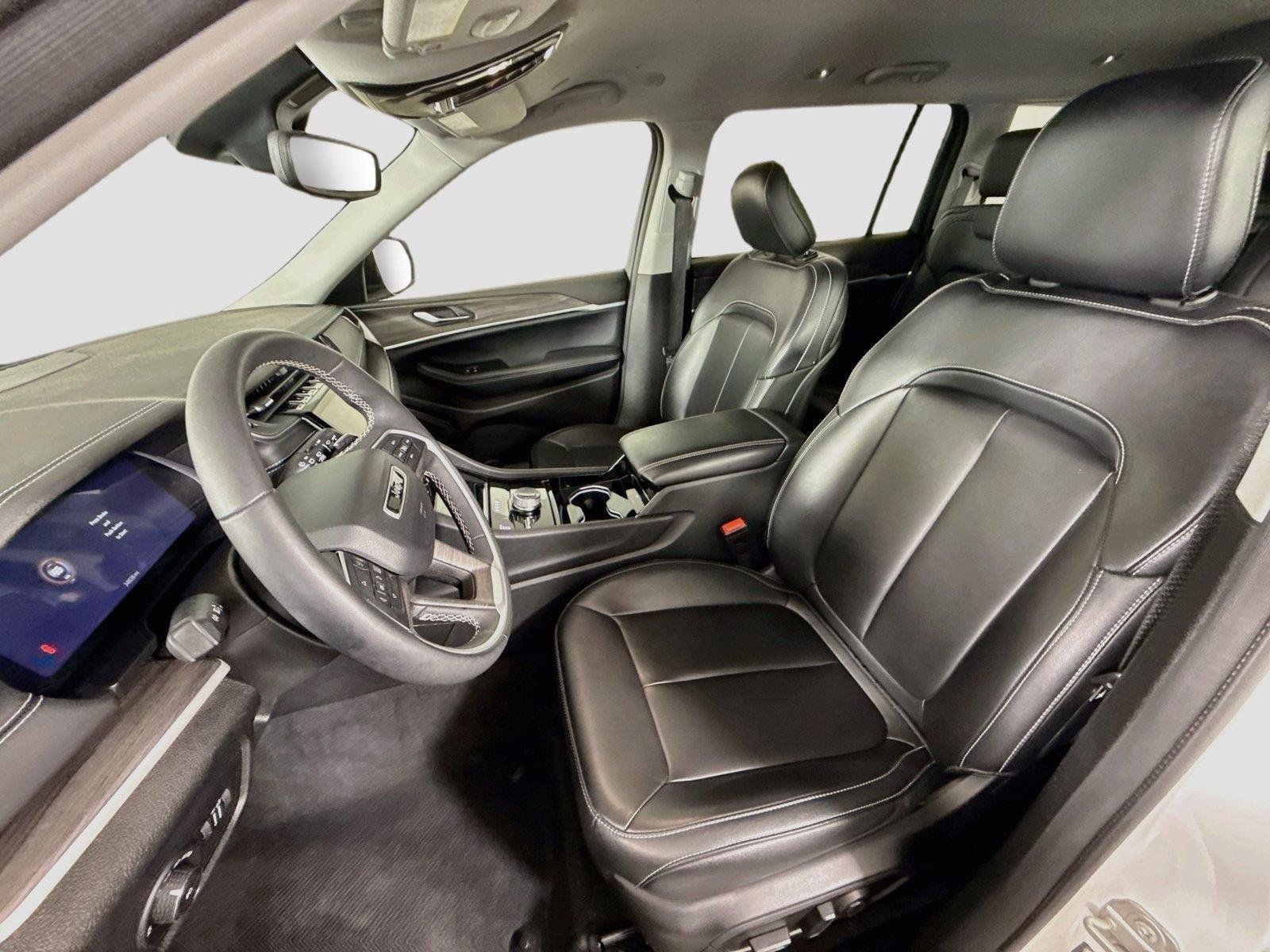 Used 2023 Jeep Grand Cherokee L Limited AWD/4WD image 16