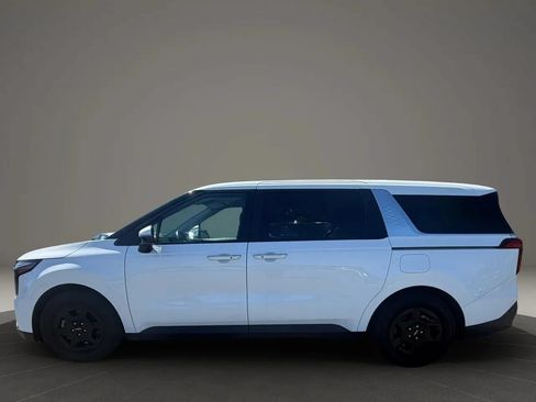 Used 2025 Kia Carnival FWD image 8