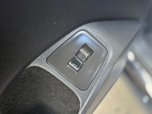 Used 2024 Volkswagen Tiguan SE image 24