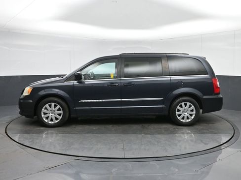Used 2014 Chrysler Town & Country Touring image 4