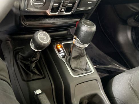 Used 2023 Jeep Gladiator Sport image 16