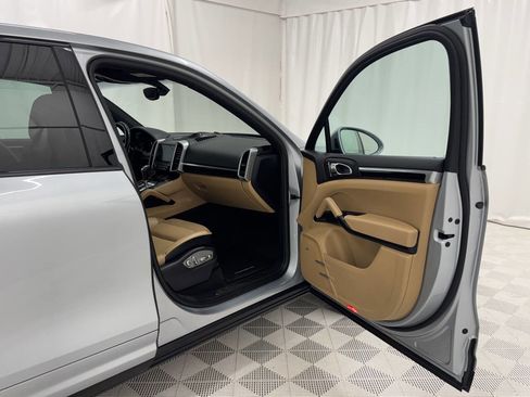 Used 2017 Porsche Cayenne Platinum Edition image 21