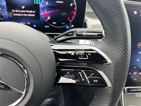 Used 2024 Mercedes-Benz GLC 300 4MATIC image 23