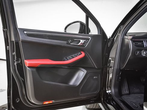 Certified 2025 Porsche Macan GTS image 21