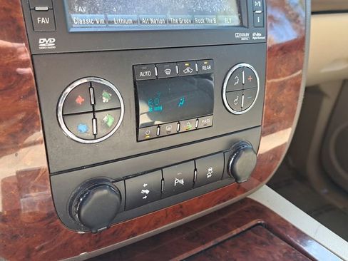 Used 2013 Chevrolet Suburban LTZ image 29