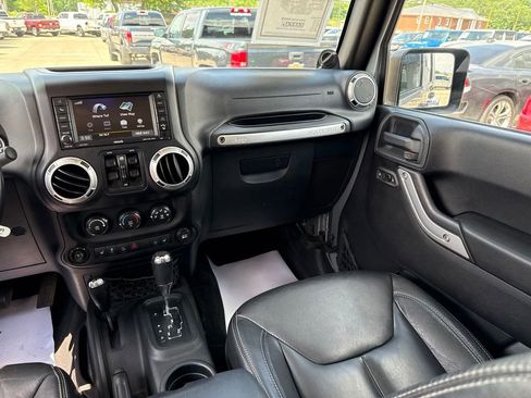 Used 2013 Jeep Wrangler Unlimited Sahara w/ Connectivity Group AWD/4WD image 10