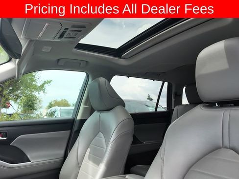 Used 2023 Toyota Highlander XLE AWD/4WD image 7