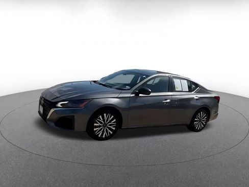 Used 2025 Nissan Altima 2.5 SV FWD image 8