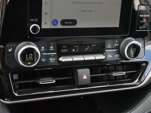 Certified 2024 Toyota Highlander XLE image 23