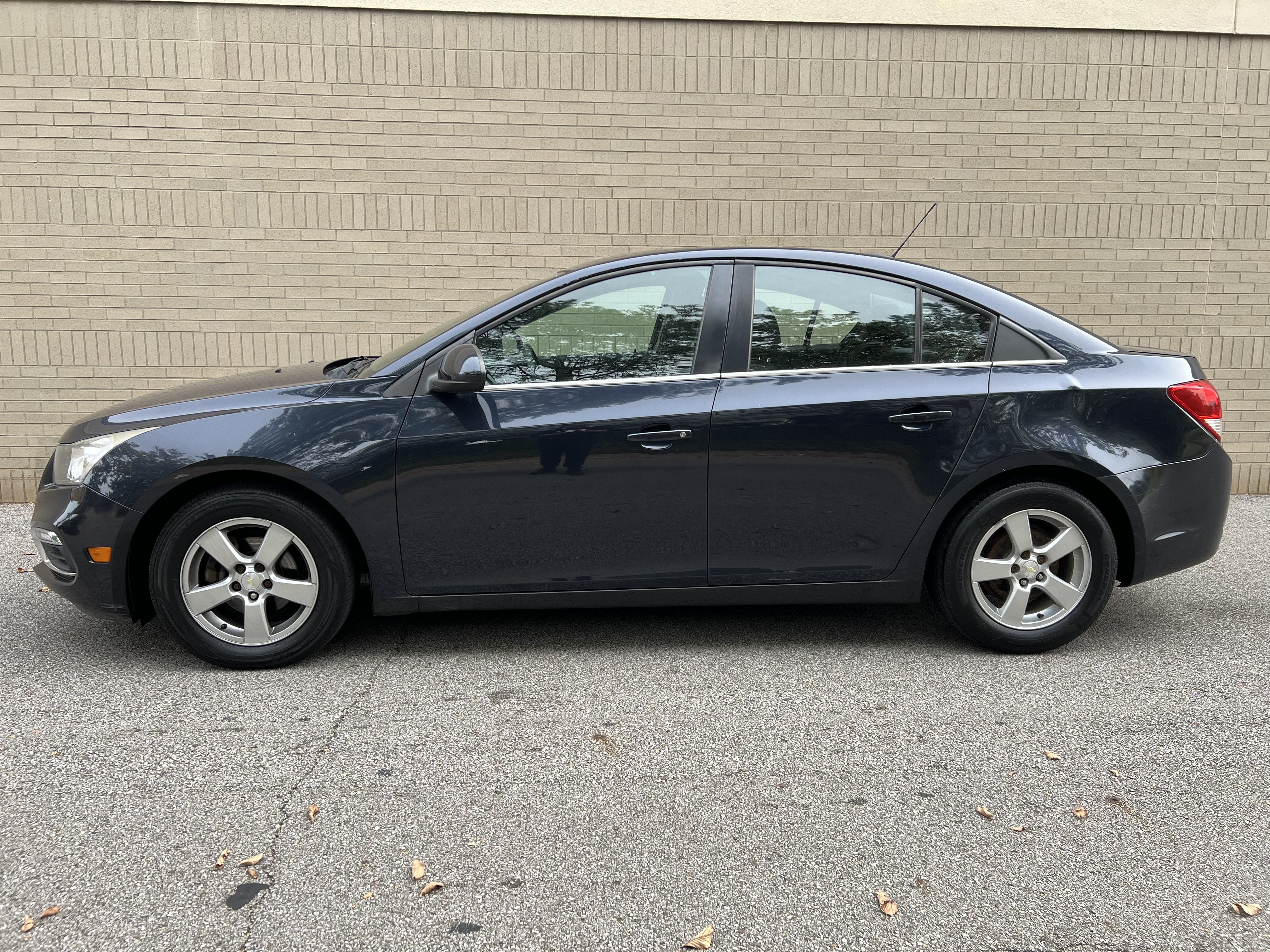 Used 2016 Chevrolet Cruze LT w/ Technology Package FWD image 3