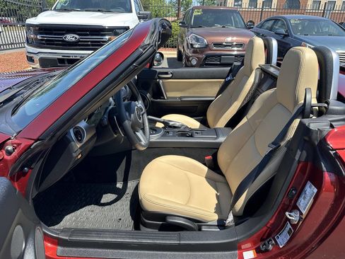 Used 2010 MAZDA MX-5 Miata Grand Touring w/ Premium Pkg RWD image 14