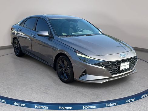 Used 2023 Hyundai Elantra SEL FWD image 4