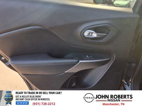 Used 2020 Jeep Cherokee Latitude w/ Mopar Interior Package image 10