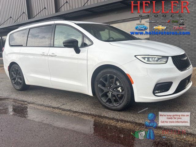 Used 2025 Chrysler Pacifica Limited FWD image 1