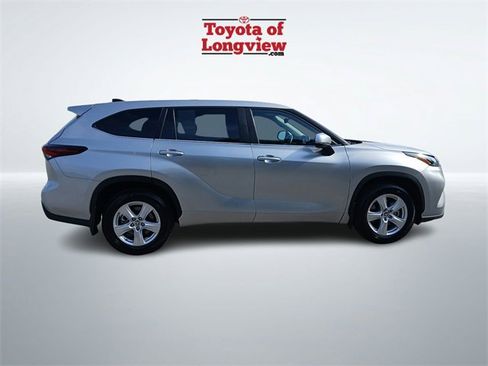 Used 2024 Toyota Highlander LE image 9