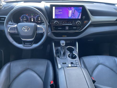 Used 2023 Toyota Highlander Limited image 12