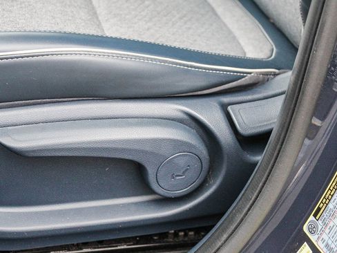 Used 2020 Hyundai Venue image 22