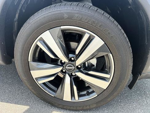 Certified 2025 Nissan Rogue SL FWD image 12