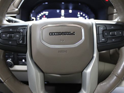Used 2022 GMC Yukon XL Denali w/ Advanced Technology Package image 9