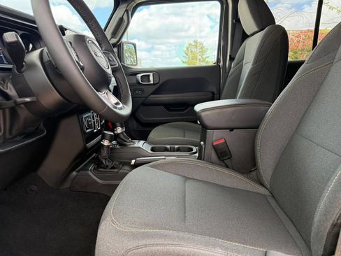 Used 2025 Jeep Wrangler Unlimited Sahara AWD/4WD image 27